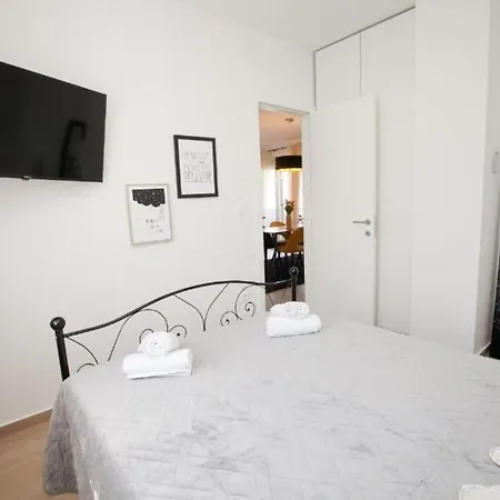 Mat Apartment *